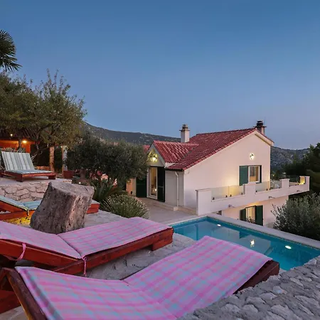 5 Bedroom Cozy Home In Klis Holiday home *