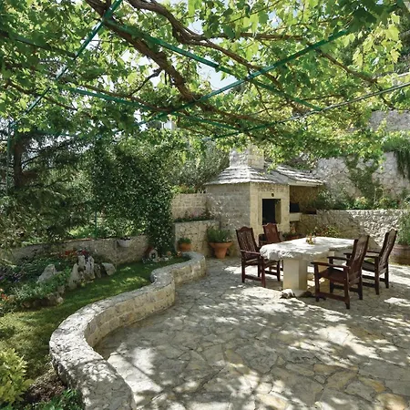 Holiday home 5 Bedroom Cozy Home In Klis *