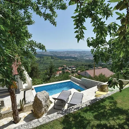 Holiday home 5 Bedroom Cozy Home In Klis *