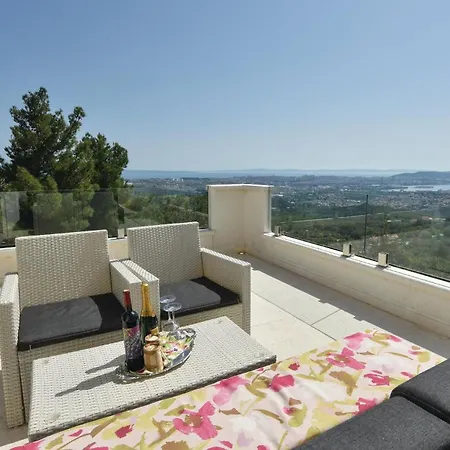 5 Bedroom Cozy Home In Klis