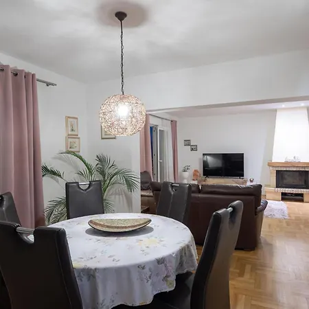 5 Bedroom Cozy Home In Klis Klis
