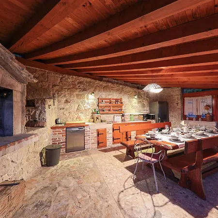 5 Bedroom Cozy Home In Klis * Klis