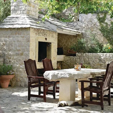 5 Bedroom Cozy Home In Klis Holiday home *